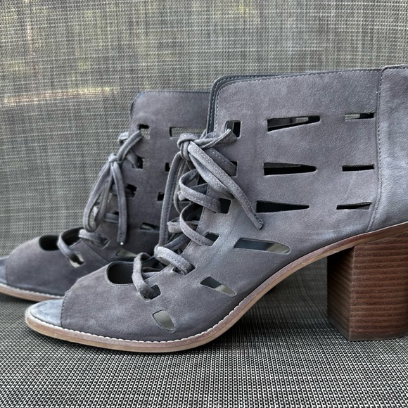 EUC Vince Camuto Tressa Taupe open toe perforated booties size 10.5 - Picture 1 of 10